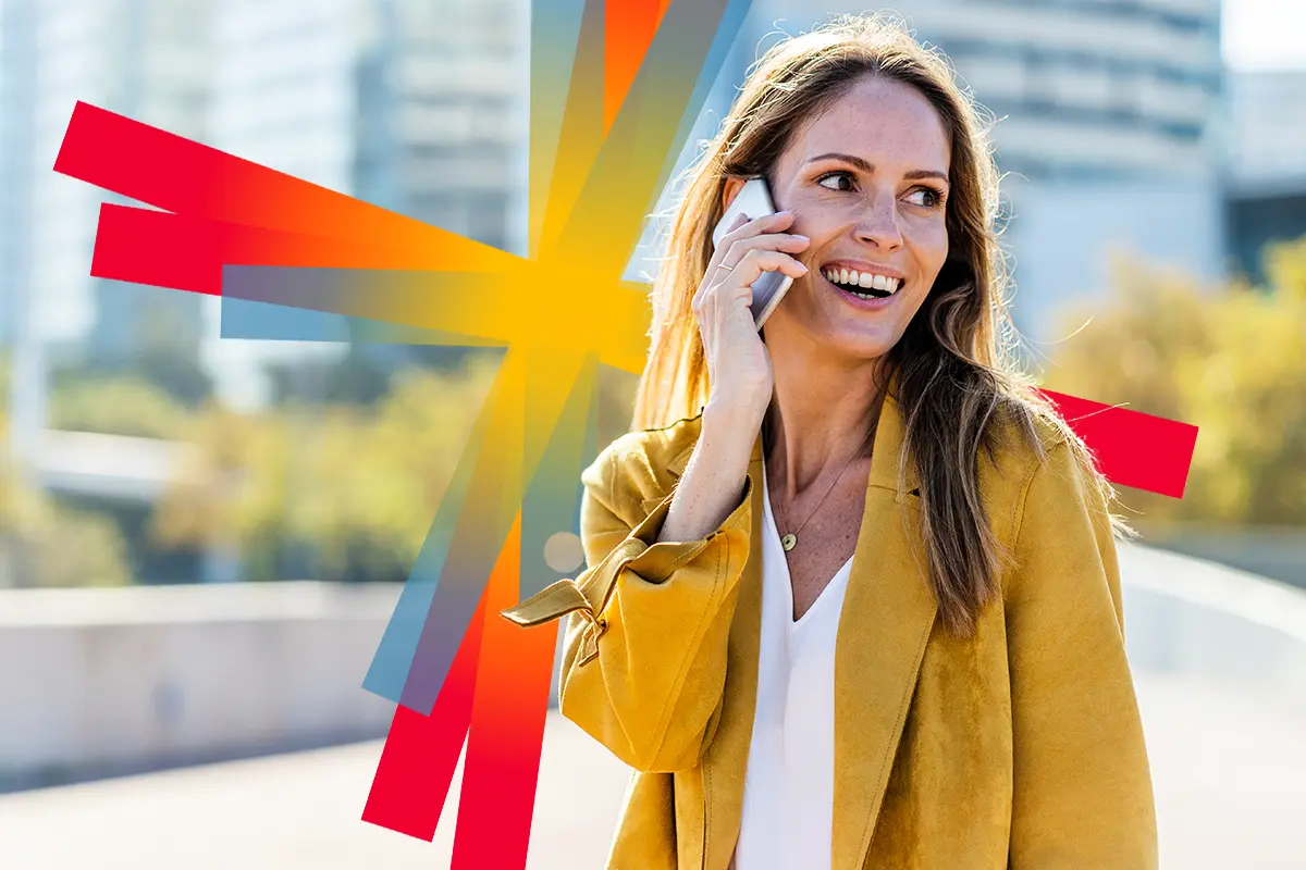 Nainen puhuu puhelimessa