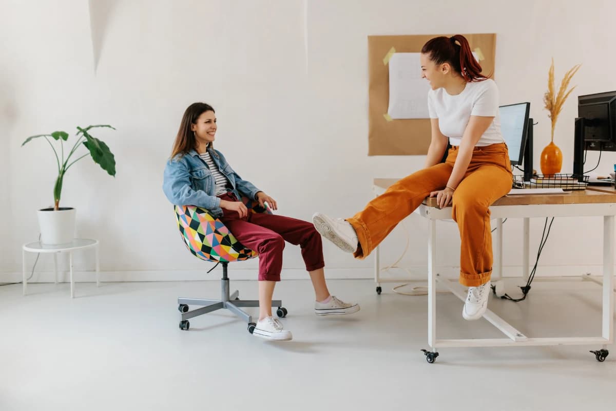 Kolleger diskuterer fleksibilitet